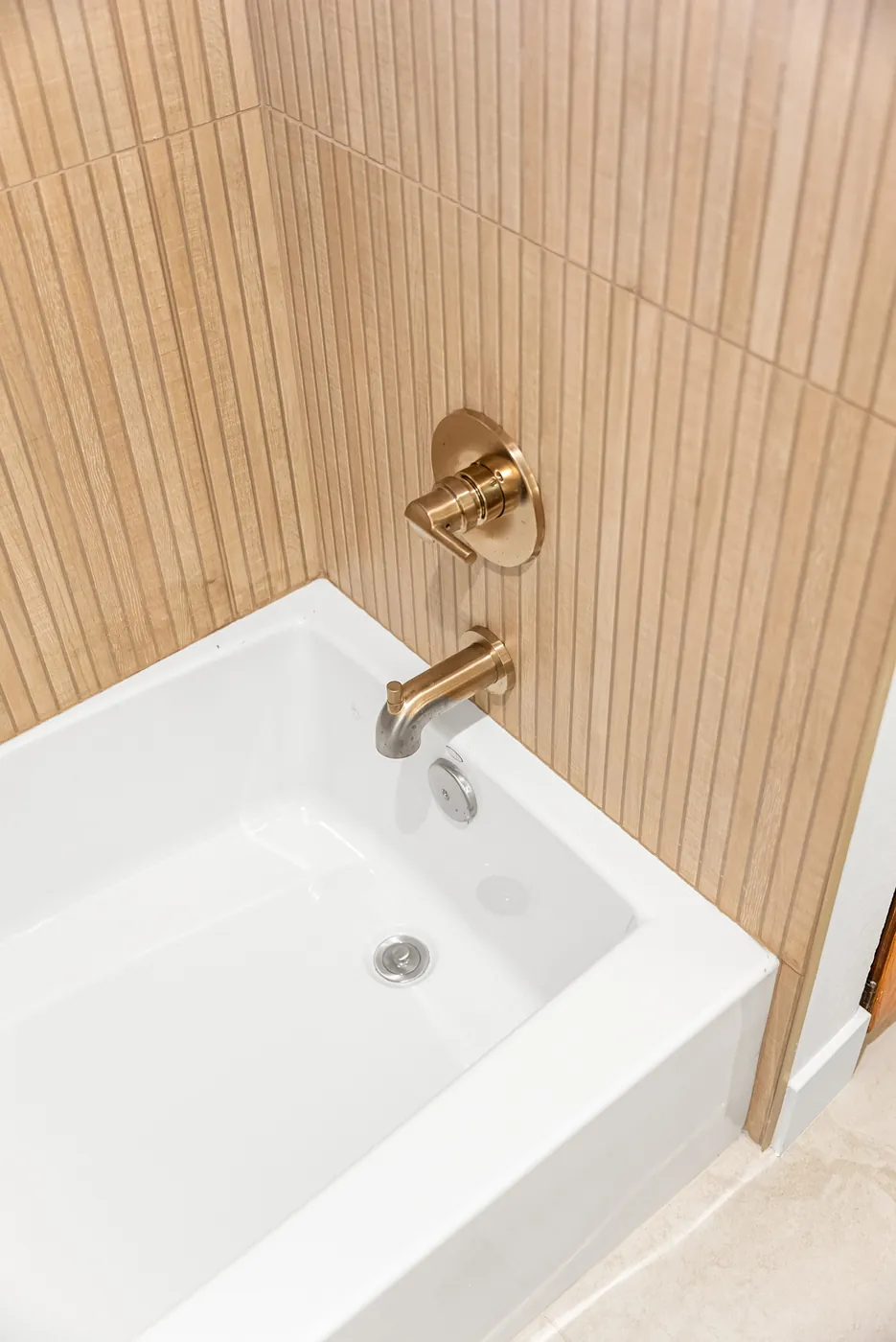 Tub spout and handle set into the fluted tile surround